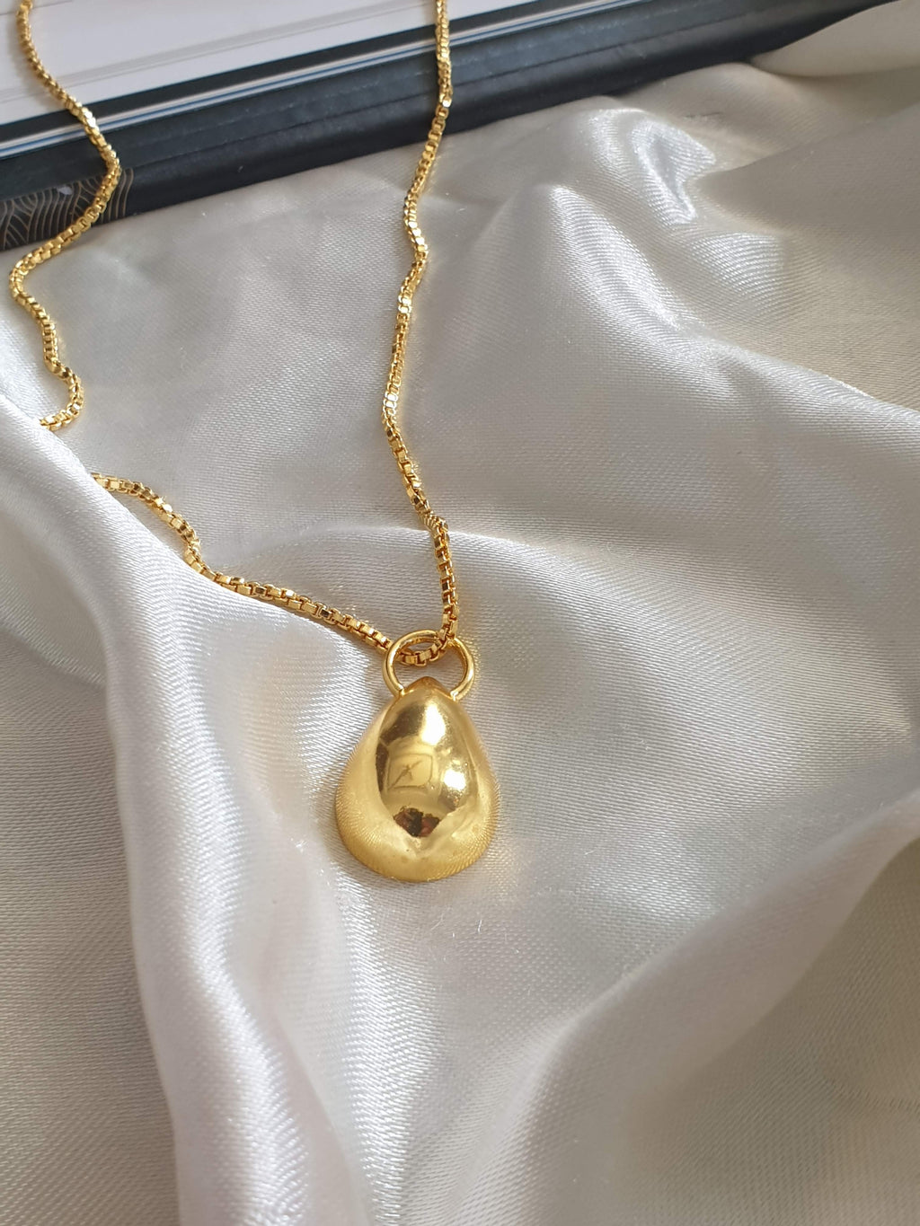 Elegant Brass Teardrop Pendant – Classic Gold-Tone Minimalist Jewellery for Women