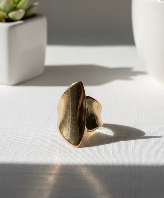 Golden Wave Brass Ring – Bold, Sculptural Elegance for the Modern Muse ✨💛